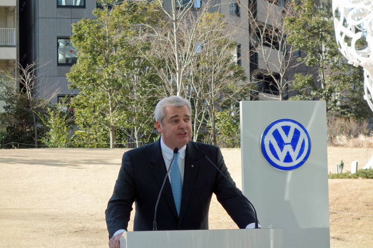 あいさつに立ったフォルクスワーゲン グループ ジャパンのティル・シェア社長。「今回のパサートを皮切りに……」と、別の車種でもディーゼル車を導入する予定があることを示唆した。