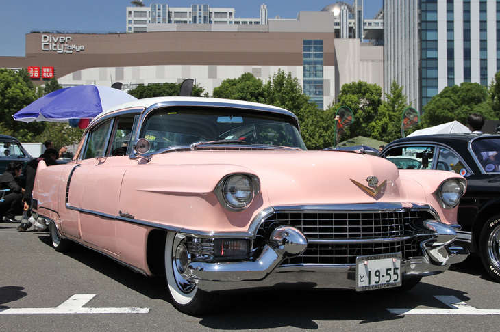 1955年「キャデラック 60スペシャル」。エルビス・プレスリーの愛車として知られる“ピンクのキャデラック”の同型車。