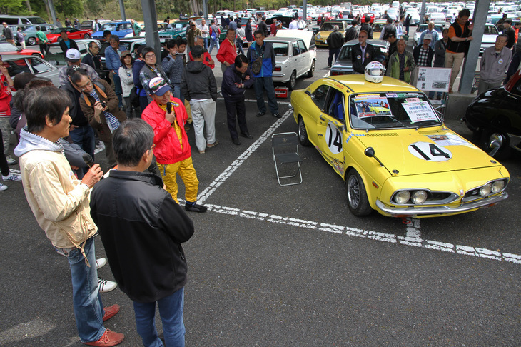 これも特別展示車両の、二重空冷（DDAC＝Duo Dyna Air Cooling systemの略）と呼ばれる特殊な空冷エンジンを搭載した1970年「ホンダ1300クーペ9」。JCCA（日本クラシックカー協会）主催のクラシックカーレース（P75クラス）の常連参加車だが、去る4月7日に開かれた富士ジャンボリーで不運なアクシデントに遭い、ご覧のような姿になってしまったとのこと。オーナードライバーが無事で何より。