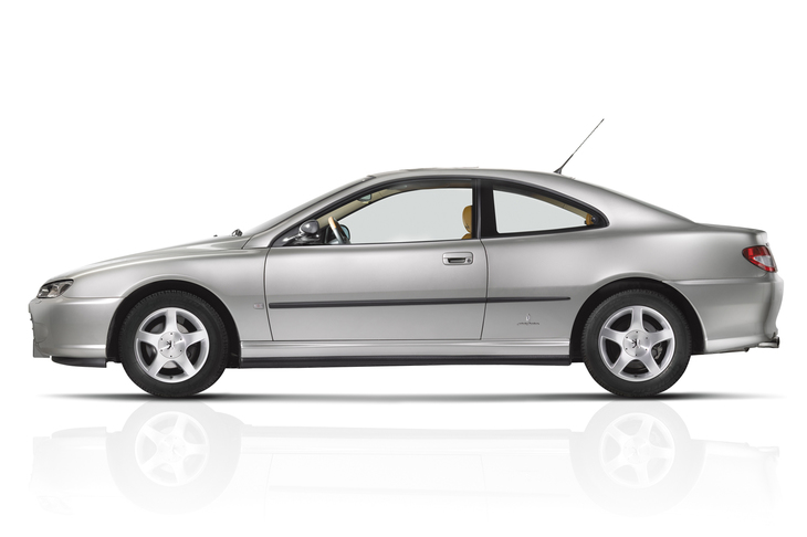 ピニンファリーナはイタリア以外のメーカーにも積極的にデザインを提供していった。写真は1997年に登場した「プジョー406クーペ」。リアのタイヤハウスの前方に、ピニンファリーナのエンブレムが貼られている。