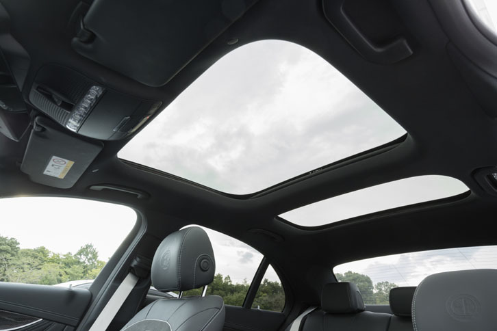 ガラス面積の広々とした、パノラミックスライディングルーフ。パッケージオプションとして用意される。