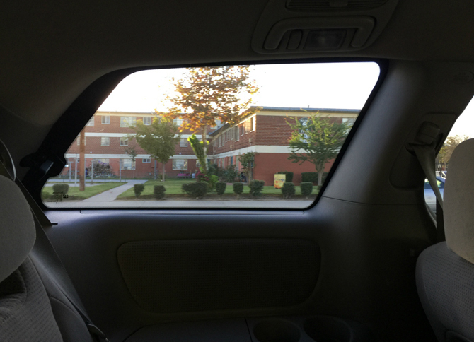 ある朝やってきた、トヨタの北米製ミニバン「シエナ」の車内。すでに複数の相乗り客がいたため筆者はサードシートに着座させられたのだが、意外に窮屈感はなかった。