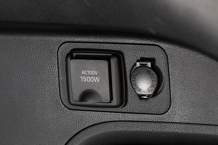 荷室側壁にはAC100V・1500Wのコンセントを装備。専用のコネクターを使えば充電口からも外部給電が可能で、アウトドアレジャーはもちろん、停電・災害時にも電気を利用できる。