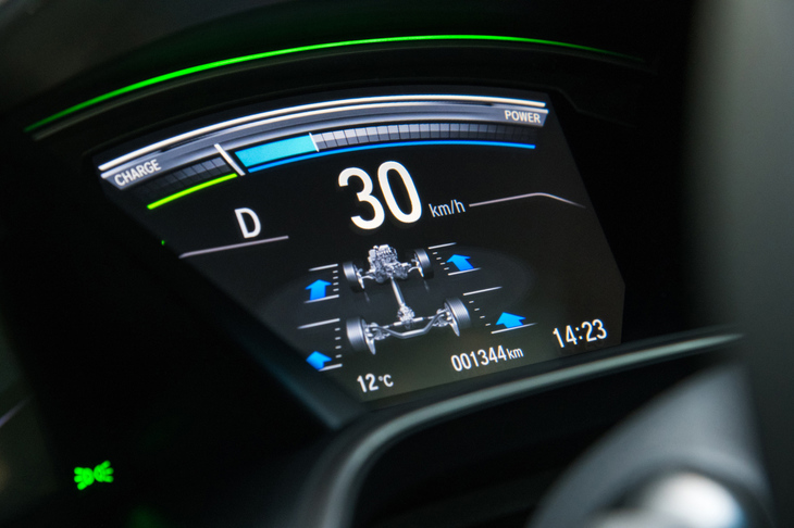 メーターパネルの中央に備わるマルチインフォメーションディスプレイ、車速や燃費、走行距離などの情報に加え、ハイブリッドシステムの作動状態や、4WDシステムのトルク配分なども表示される。