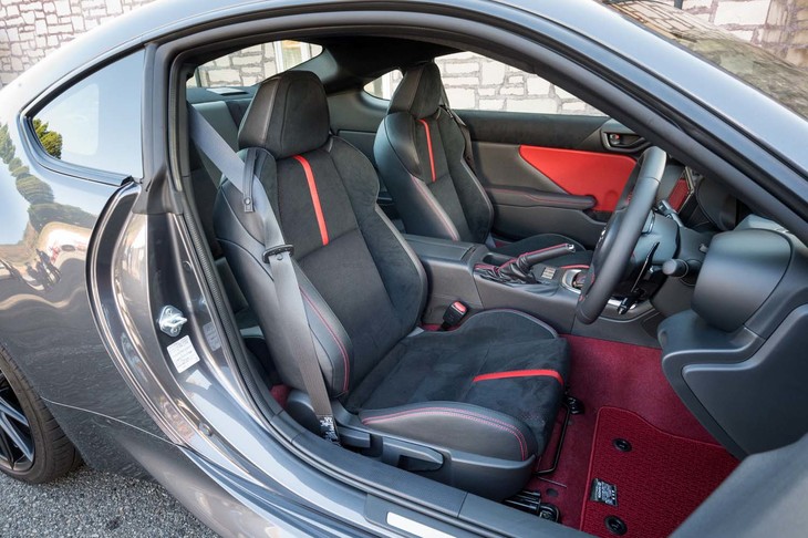 フロントのシート高調整幅は下側に5mm拡大。より幅広い体格に最適なポジションを提供するとともに低重心化にも寄与する。ウルトラスエード×本革の表皮は「RZ」専用。