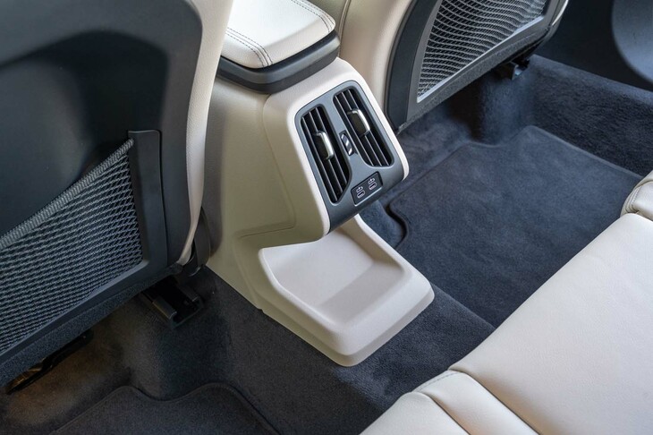 USBはタイプCポートが前後席にそれぞれ2つずつ備わっている。