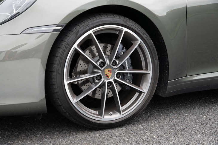 フロント20インチ、リア21インチのホイールはオプション。タイヤは「ピレリPゼロ」が組み合わされていた。