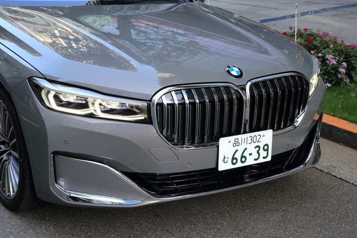 従来モデルよりも面積が40％拡大したというキドニーグリル。それを強調するかのようにヘッドランプが細められたいっぽうで、ボンネット先端のBMWエンブレムのサイズは大きくなっている。