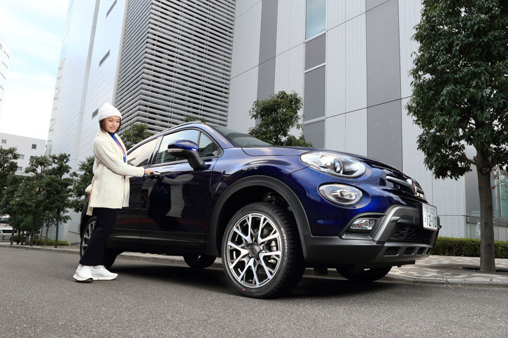 試乗車にはフィアットのクロスオーバーモデル「フィアット500X」をチョイス。燃費の良いFF車もラインナップされているが、今回は雪道でのテストも実施する予定だったので4WD車の「クロスプラス」を選んだ。
