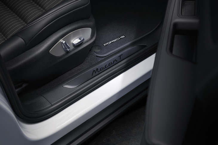 サイドシルプレートに「Macan T」ロゴが備わる。