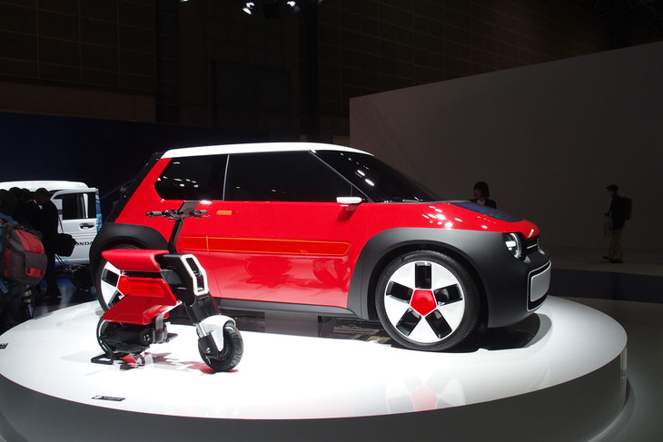 「SUSTAINA-C Concept（サステナ・シー コンセプト）」（写真奥）と「Pocket Concept（ポケット コンセプト）」（写真手前）。