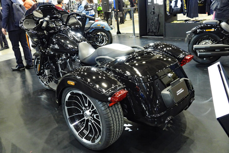 ハーレーダビッドソンの“トライク”と呼ばれるモデルは、「前1輪＋後2輪」の三輪車。運転免許のうえではクルマ扱いで、普通自動車免許（MT）が必要になる。