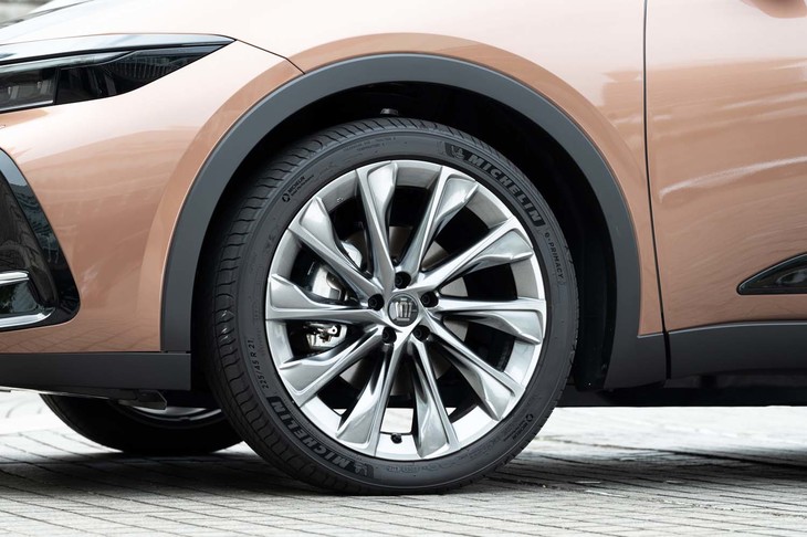 タイヤ＆ホイールは上位グレードが21インチ（写真）で下位グレードが19インチ。試乗車はミシュラン史上最高の低燃費をうたう「eプライマシー」を履いていた。