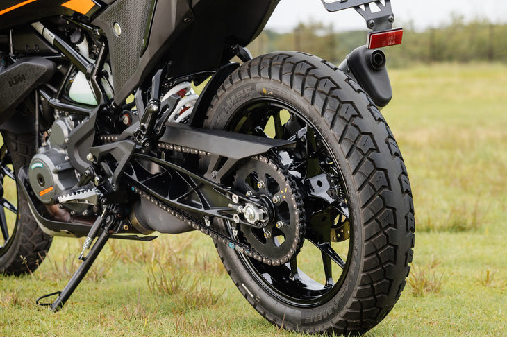 オープンラティス構造の長いスイングアームが目を引く、リアの足まわり。リアショックはリンクなどを介さず直接スイングアームに連結している。