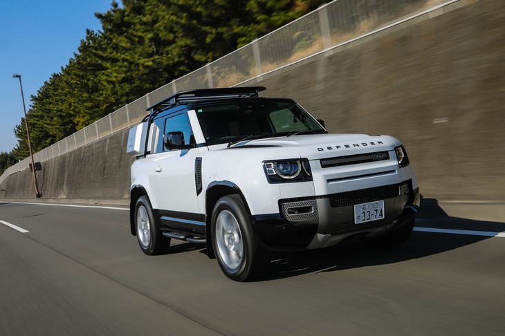 【ディフェンダー90 X-DYNAMIC HSE D300のスペック】
	ボディーサイズ：全長×全幅×全高＝4510×1995×1970mm／ホイールベース：2585mm／車重：2360kg／駆動方式：4WD／エンジン：3リッター直6 DOHC 24バルブ ディーゼル ターボ／モーター：交流同期電動機／トランスミッション：8段AT／エンジン最高出力：300PS（221kW）/4000rpm／エンジン最大トルク：650N・m（66.3kgf・m）/1500-2500rpm／モーター最高出力：18PS（13kW）/5000rpm／モーター最大トルク：42N・m（4.6kgf・m）/2000rpm／タイヤ：（前）255/60R20 113H M＋S／（後）255/60R20 113H M＋S（グッドイヤー・ラングラー オールテレインアドベンチャー）／燃費：--km/リッター（WLTCモード）／価格：955万円