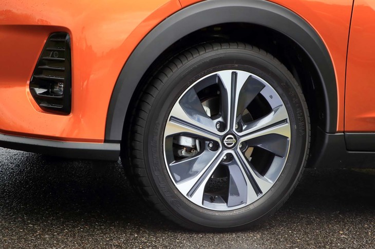 ホイールは、写真の17インチアルミホイールのみ。グレードによる違いはない。