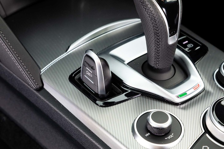 シフトレバーの左側には、キーを固定するための専用スペースが設けられている。