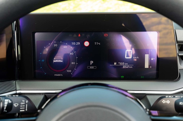 ドライバー正面のメーターパネルは液晶タイプ。計器はアニメーションで表示される。