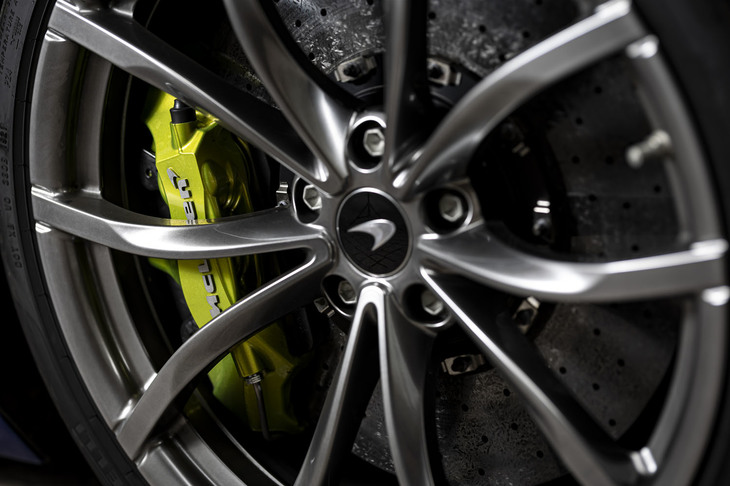 フロント：6ポット、リア：4ポットのアルミ鍛造キャリパーにフロント：390mm径、リア380mm径のカーボンセラミックブレーキローターが組み合わされたブレーキシステムを標準で装備。