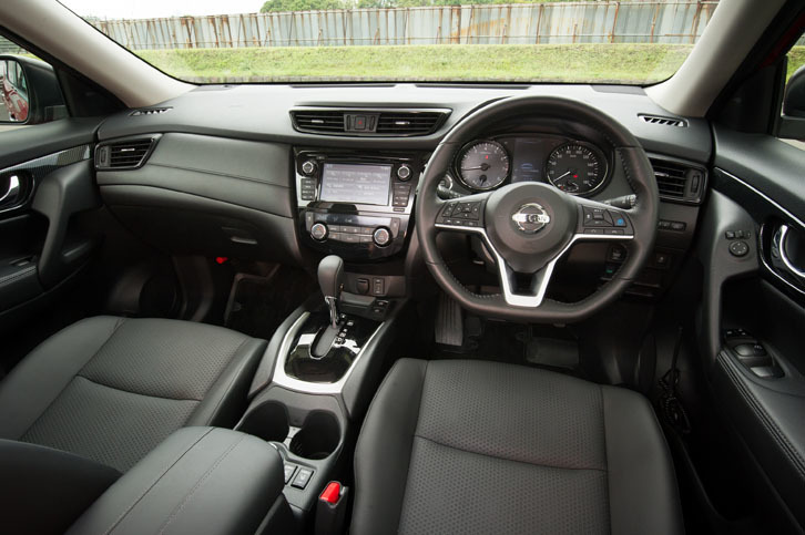 インテリアではインパネパッドが新デザインとされたほか、ステアリングホイールがフラットボトムタイプに変更された。