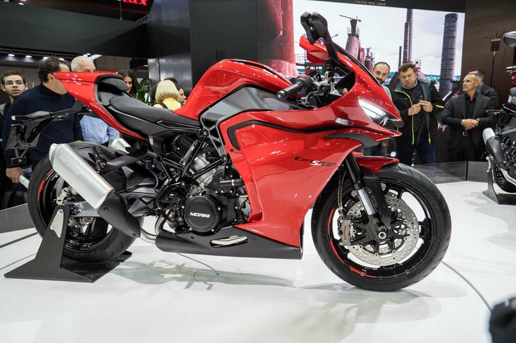 現在、中国でスクーターブランドを展開するZhongneng（ツォンネン）ビークルグループ傘下で活動するモト・モリーニ。これまでは、そのツォンネンが開発した並列2気筒エンジンをベースにしたアドベンチャーモデルおよびネイキッドモデルを展開してきた。そして今回のEICMAでは、排気量1200ccと750ccの2つの新型Vツインエンジンを発表。この車両は、その750ccエンジンを搭載したスポーツモデル「コルサロ スポルト」だ。