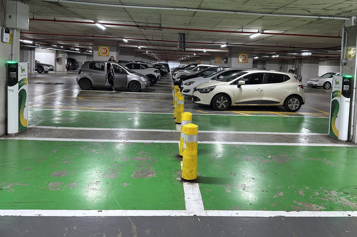 イタリアの公共EV充電ステーションでは2023年夏まで、国境を越えてきた観光客の高級BEVを頻繁に目にした。対して2025年、その数は明らかに減り、全スペースが空きのことも珍しくなくなった。