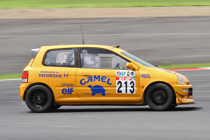 キャメルイエローに塗られているが、よく見るとシンボルマークはラクダではなく亀で、ロゴもGAMEL。GP-2クラスで4位に入った「チームぴかいちBKMトゥデイ」。