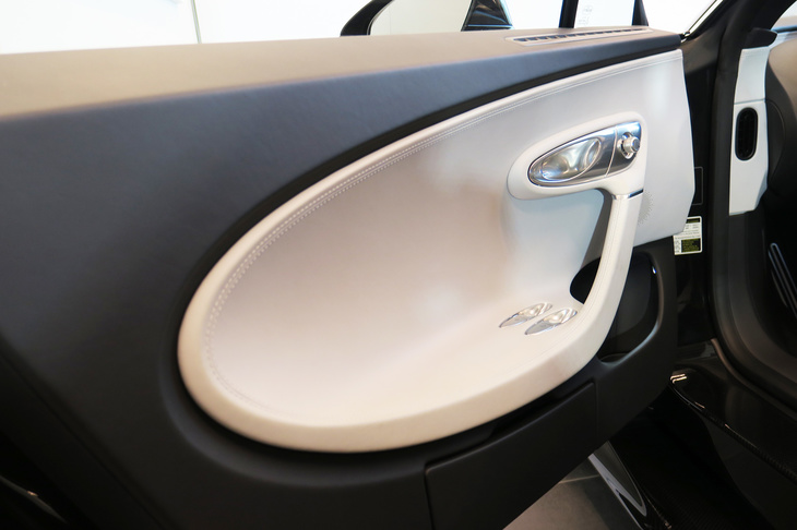 ブガッティ・シロン（ドアトリム）