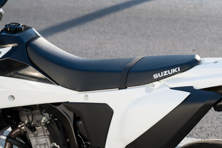 シート高は890mmと高めで、スリムなボディー形状を勘案しても、足つき性は良くはない。つくりはライディングポジションの自由度や、荷重移動のしやすさを重視したものとなっている。