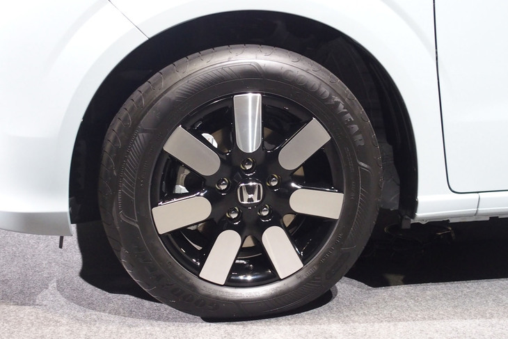 ホンダ・フリードe：HEVエアーEX（フロントホイール）