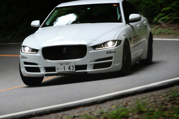 「POTENZA S007A」を履いてドライ性能と快適性をテストする「ジャガーXE」。