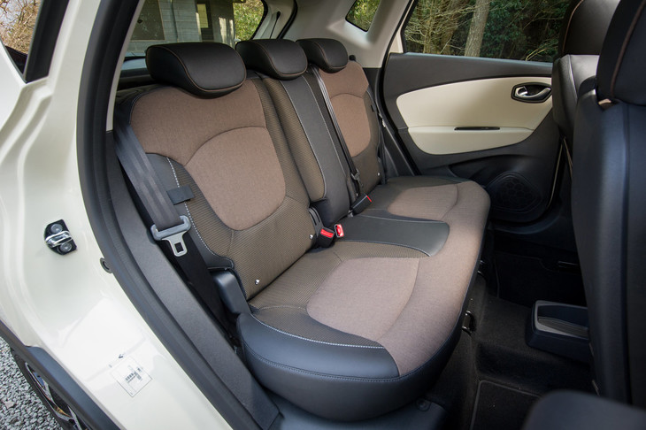 リアシートには160ｍｍの前後スライド機構を採用。シートの位置を最も後ろにした場合、ニールームの長さが640mmという広々とした空間が得られる。