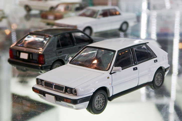 トミカヴィンテージリミテッドNEOの1/64「ランチア・デルタHFインテグラーレ」。「デルタHFインテグラーレ16V」は2016年9月発売予定だが、こちらはフラットなボンネットが特徴的な通称8Vこと初期型。同年12月発売予定で、価格は2592円。