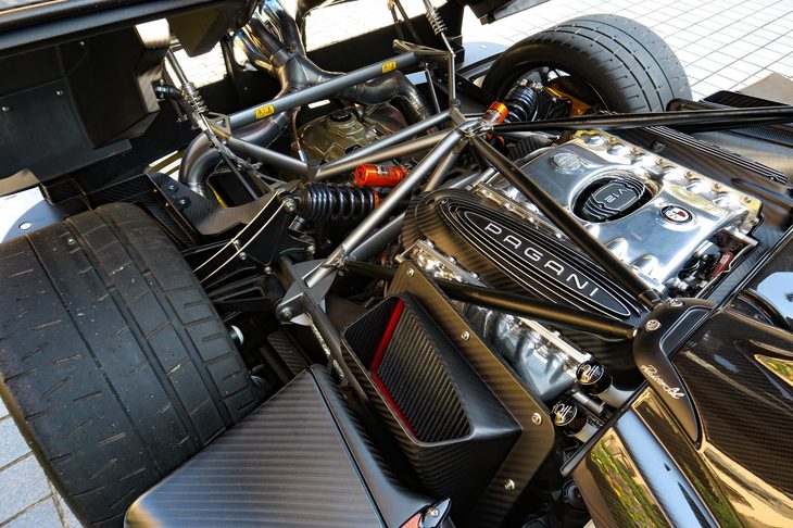 こちらは、約4億円のプライスタグを付ける「パガーニ・ウアイラ ロードスターBC」のエンジンベイ。メルセデスAMG製の6リッターV12ツインターボが鈍い輝きを放つ。