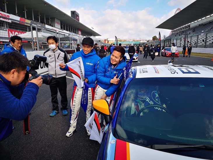 まずは私のレースから！ 井口選手、久保選手がスバルとブリヂストンの旗を持って応援に来てくださいました！ こうしてグリッドに来てもらえるととてもうれしいですし、緊張もほぐれ、気合も入ります。皆さんにもぜひグリッドまで応援に来ていただきたいです。