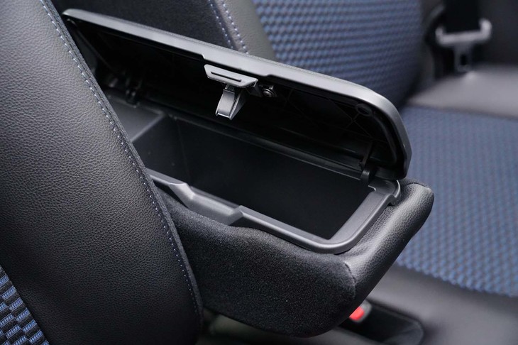 センターアームレストにはふた付きの収納が追加された。