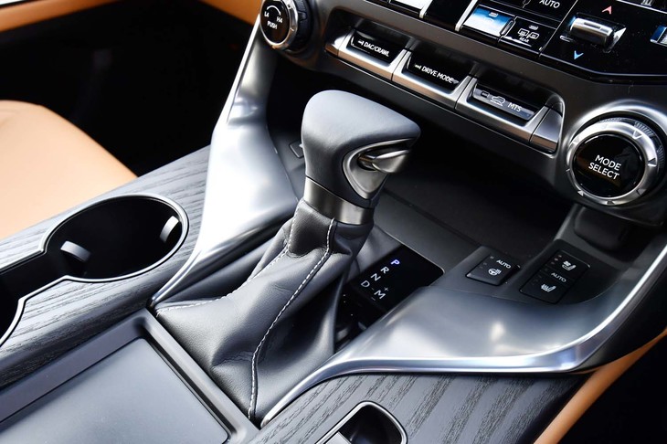 レクサスLX600（シフトノブ周辺部）