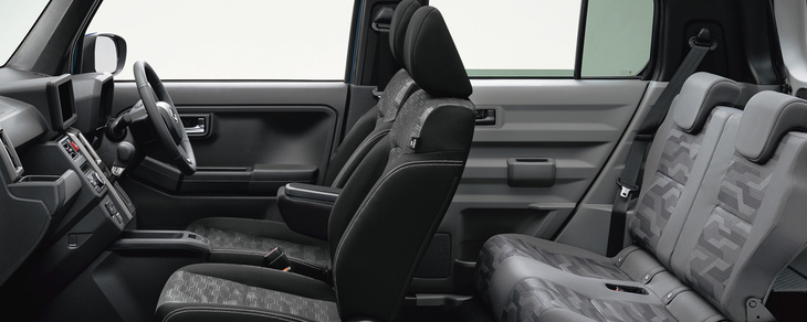 「Gターボ“ダーククロムベンチャー”」のインテリア。