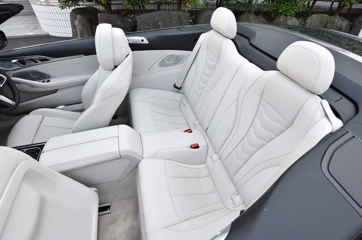 後席の定員は2人となる。背もたれは可倒式で、荷室とキャビンの空間をつなげることによりさまざま荷物の積載に対応する。