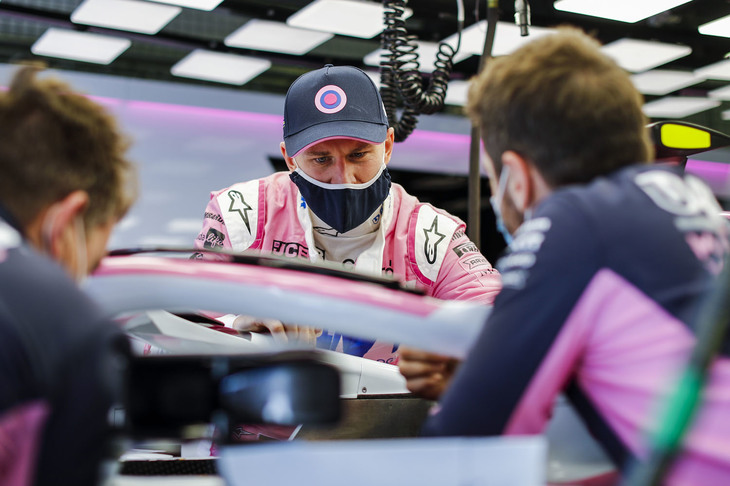 レーシングポイントにまたも緊急事態発生。イギリスGP、70周年記念GPではセルジオ・ペレスが新型コロナウイルスに感染したが、今回はランス・ストロールがコロナではない体調不良を訴え、再度ニコ・ヒュルケンベルグ（写真中央）が代役として抜てきされた。出走なしのぶっつけ本番で臨んだ予選では最後尾20位がやっと。しかしレースではしたたかに戦い、見事8位入賞を果たしたのだからさすがだ。ペレスは予選9位から4位に入り、レーシングポイントは120点でランキング3位に上昇した。（Photo=Racing Point）