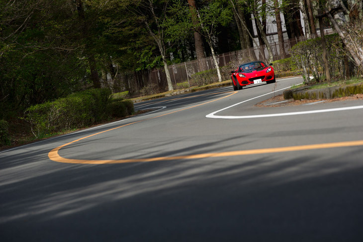 ボディーカラーにはテスト車に採用されていた「ソリッドレッド」を含め、全5色が用意されている。