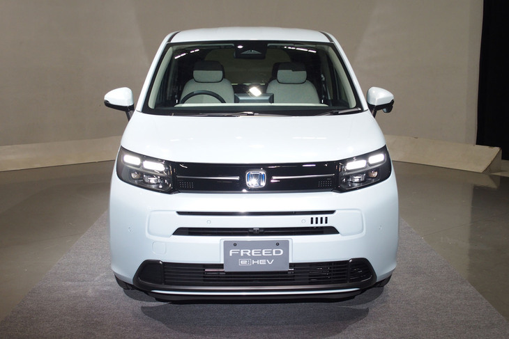 新型「フリード」のハイブリッドモデル「e：HEVエアーEX」のフロントビュー。開発コンセプトは「“Smile”Just Right Mover～こころによゆう　笑顔の毎日」。“Just Right＝ちょうどいい”というコンセプトは初代から変わらない。