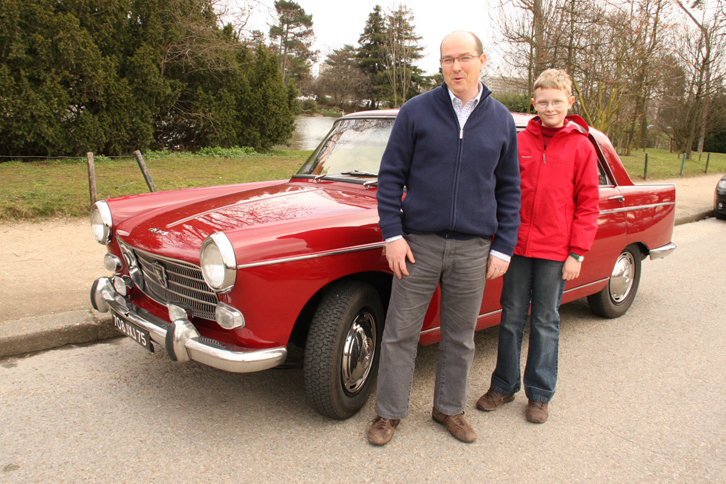 写真の「プジョー404」をはじめ、さまざまなヒストリックカーを楽しむディディエ氏。