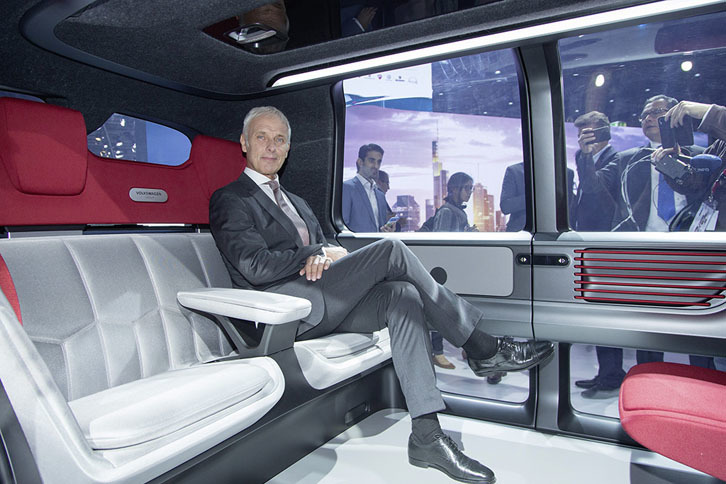 「セドリック」はハンドルやアクセルがないレベル5の完全自動運転を想定している。シートに座るのはVWグループのマティアス・ミュラーCEO。