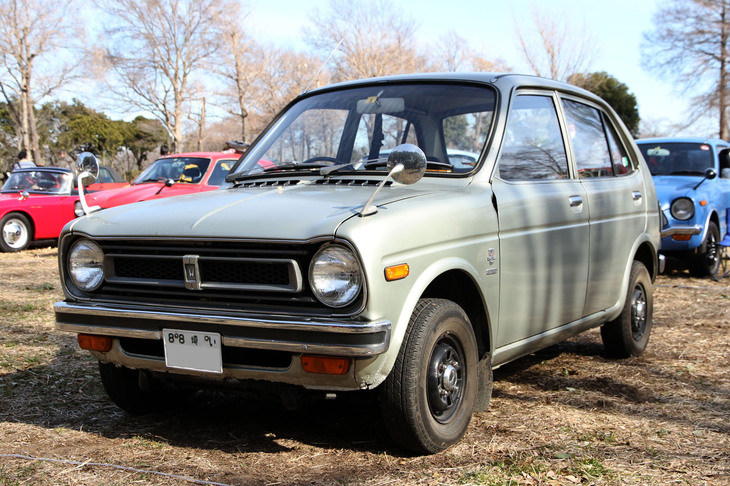 1971年に登場した初代「ライフ」。若年層向けの高性能指向だった「Nシリーズ」からファミリー向けのマイルドな方向に路線変更。水冷エンジンを搭載し、軽では初代「マツダ・キャロル」以来となる4ドアも設定された。新車以来とおぼしき「埼 88」ナンバー付きのこの個体は、内外装ともフルオリジナルに保たれた「4ドア ハイデラックス」。しかも珍しい3段AT仕様である。