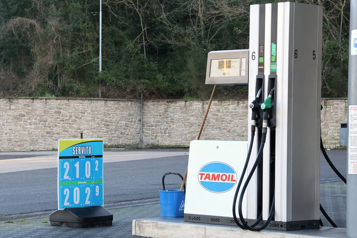 2023年1月、タモイルというブランドの給油所で。年を越えてもガソリンのほうが安い状態が続いていた。