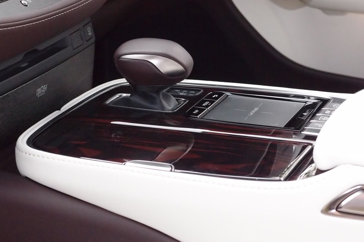 LS500h“バージョンL”（センターコンソール）