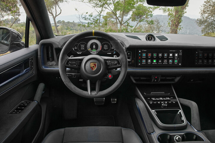 オプションのパッセンジャーディスプレイが選択された「カイエン ターボEハイブリッド クーペGTパッケージ」のインテリア。