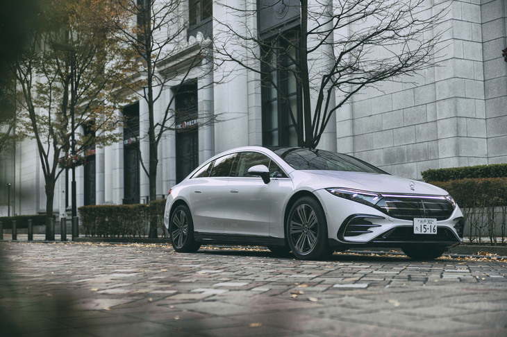 メルセデス・ベンツのなかで電動サルーンの最高峰と位置づけられる「EQS」。2024年11月には、新型の国内販売がスタートした。（※写真はすべてオプション装着車）