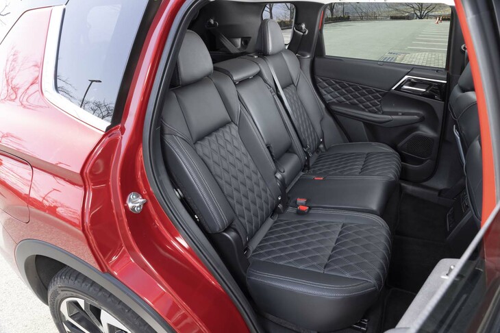 フロントだけでなく2列目シートにもヒーターを標準装備。座面は40：60分割でスライドし、背もたれは40：20：40分割で角度調整できる。